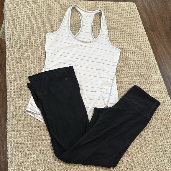 Elegant tank top and black athletic leggings. Ideal for fitness or casual outing - Picture 1 of 9